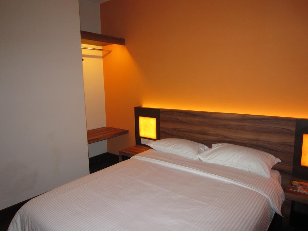 Waterfront Boutique Hotel Port Dickson Quarto foto